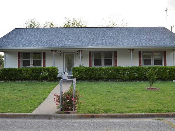 2nd image of 702 N Avenue O