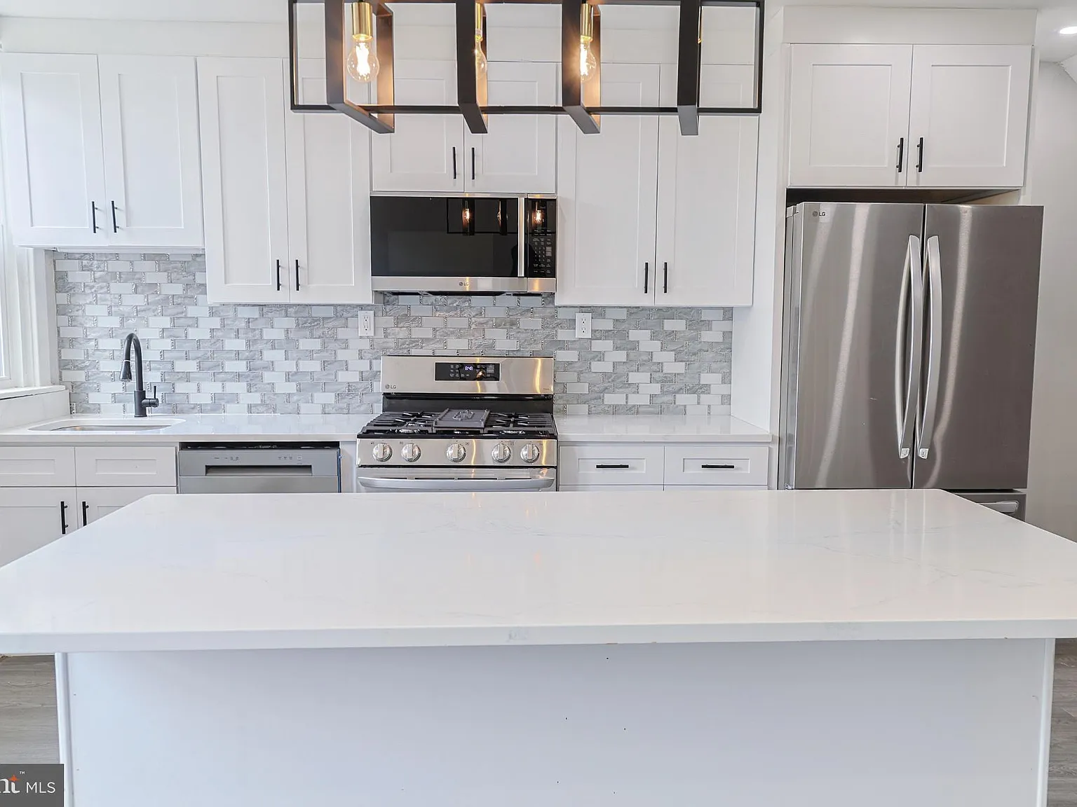 3 bed, 1.5 bath, 1152 sqft, $2,300 — Photo 3