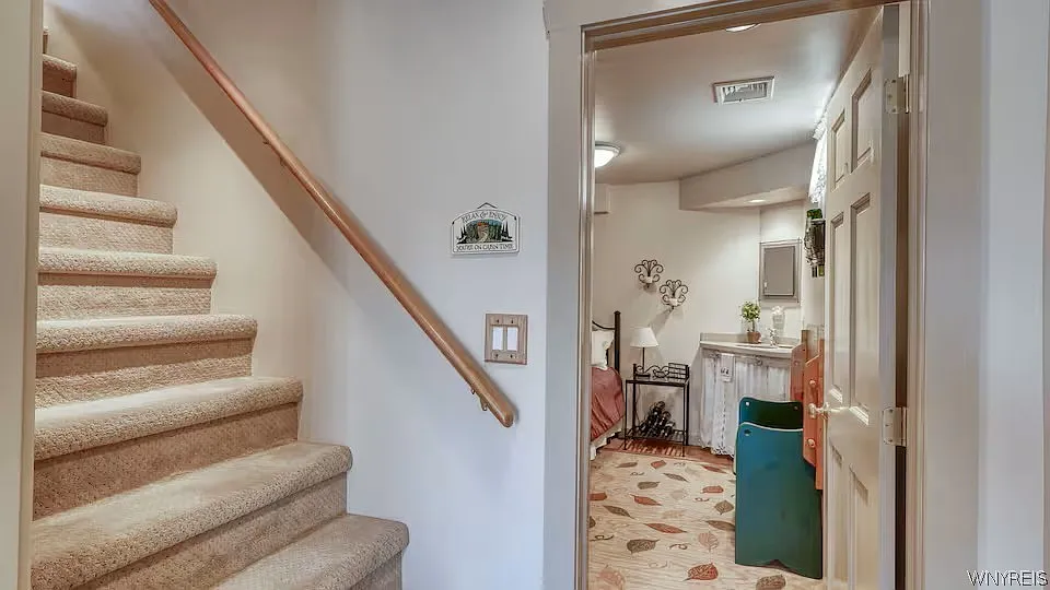 3 bed, 2.0 bath, 1080 sqft, $3,250 — Photo 3