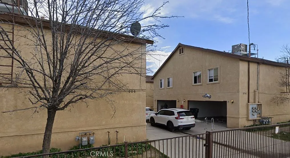 3 bed, 2.5 bath, 6163 sqft, $1,995 — Photo 2