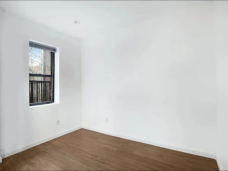 242 E 28th St #5 — Photo 2
