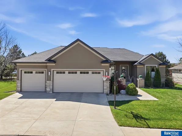 9333 Blackwood Ave, Lincoln, NE 68526