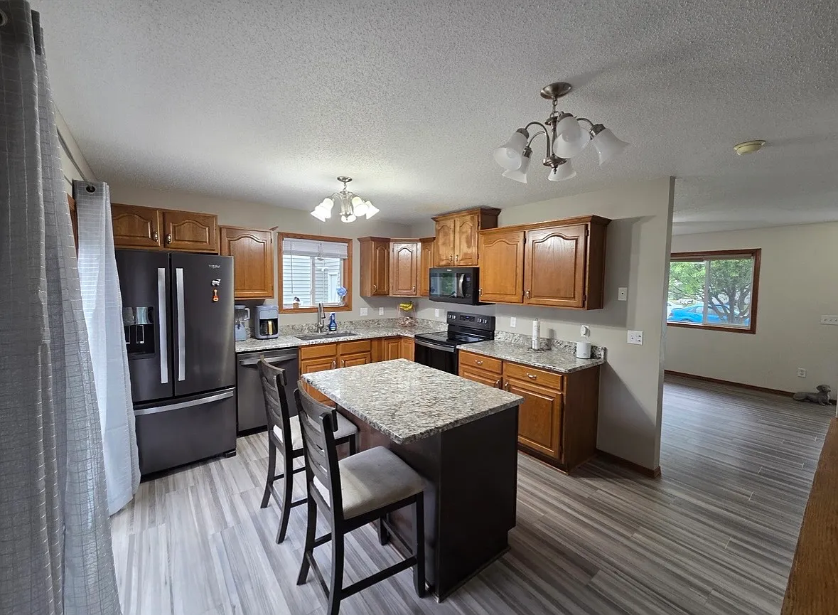 4 bed, $1,600 — Photo 3