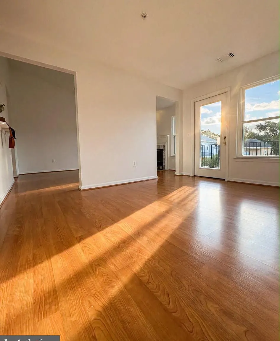 Oak Park Condo At Reston — Photo 1