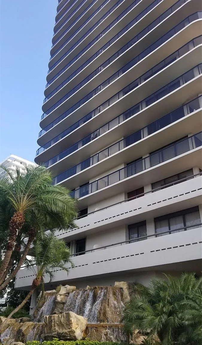 Turnberry Isle South Cond — Photo 1