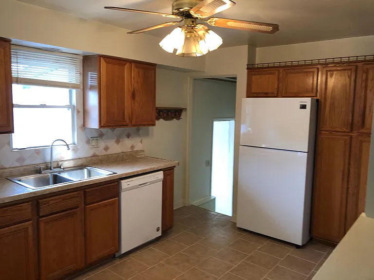 17614 Wentworth Ave — Photo 3