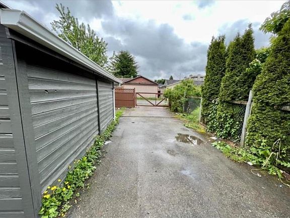 5th image of 9518 Robson St