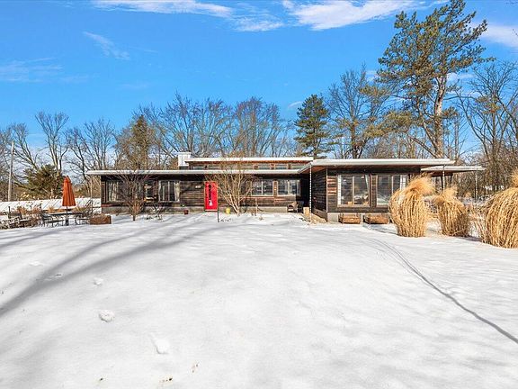 3rd image of 2115 Newport Rd
