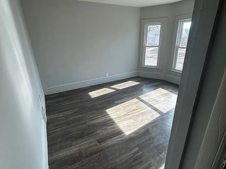 1003 Grant Ave — Photo 2