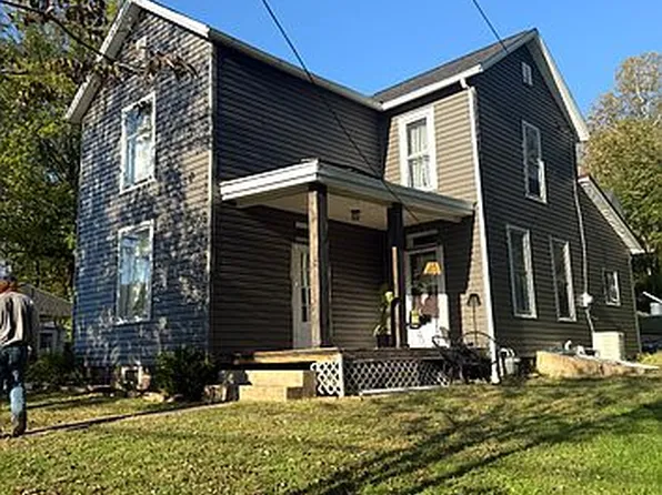 437 N 8th St, McConnelsville, OH 43756