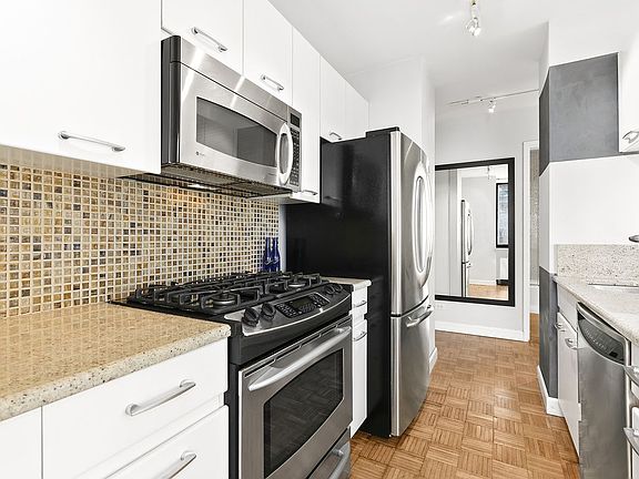 3rd image of 250 E 40th St APT 32E