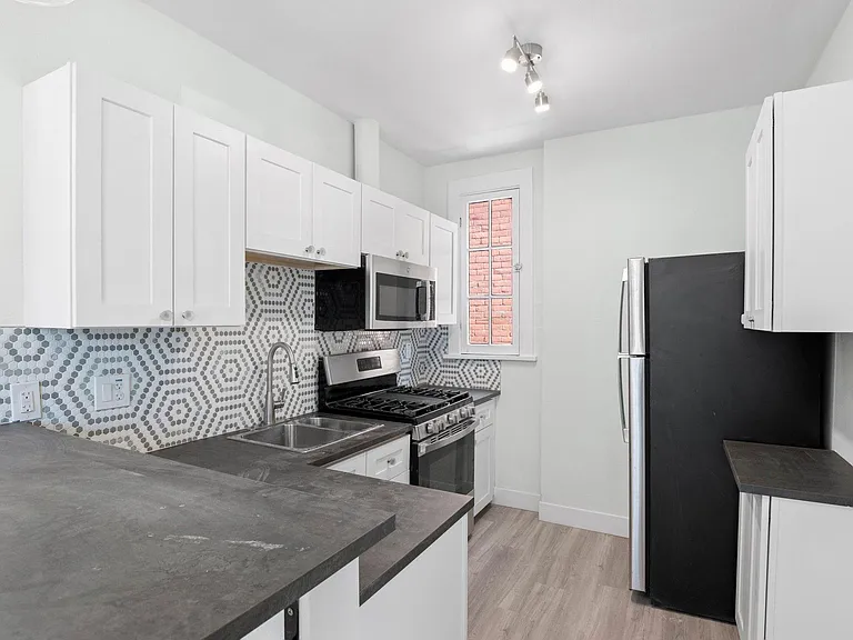 1256 N Corona St #4 — Photo 6