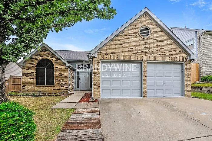 737 Lionel Way — Photo 2
