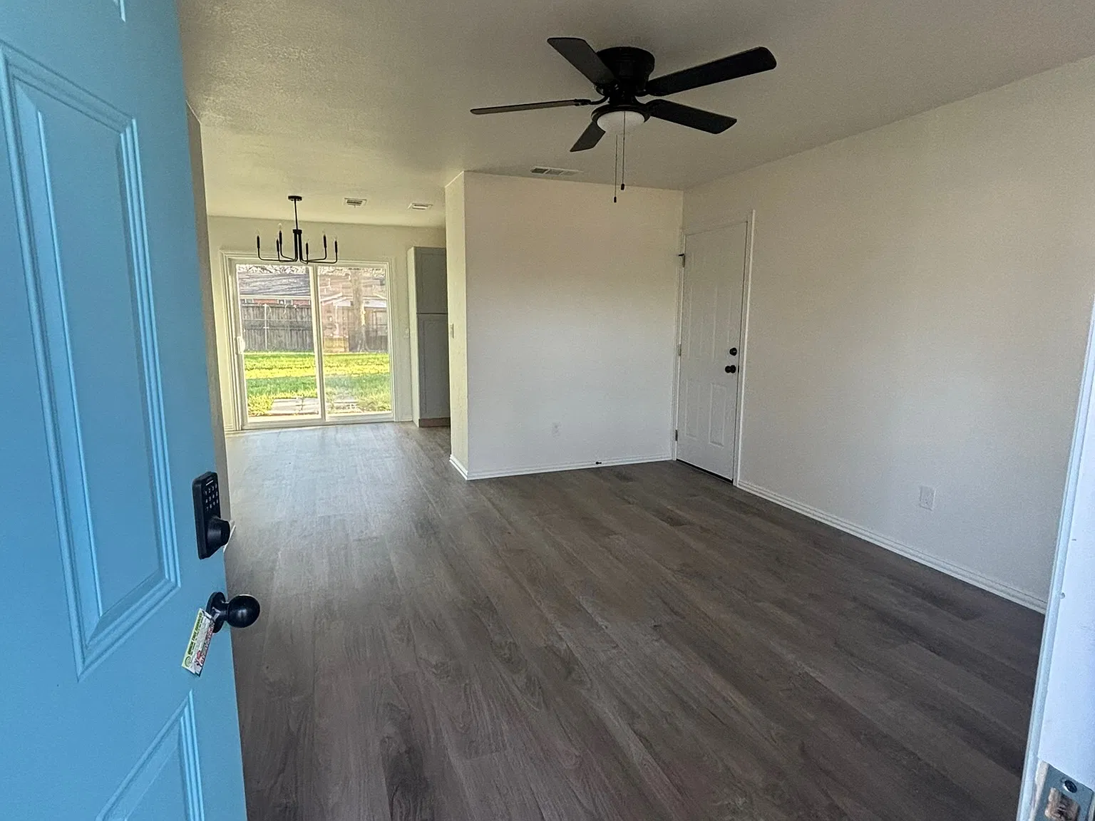 3 bed, 1.5 bath, 924 sqft, $2,050 — Photo 2