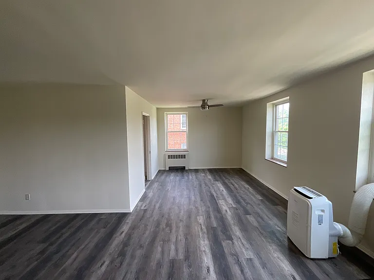 Country Club Apartments — Photo 16