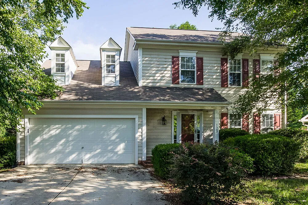 4 bed, 2.5 bath, 2024 sqft, $2,320 — Photo 1