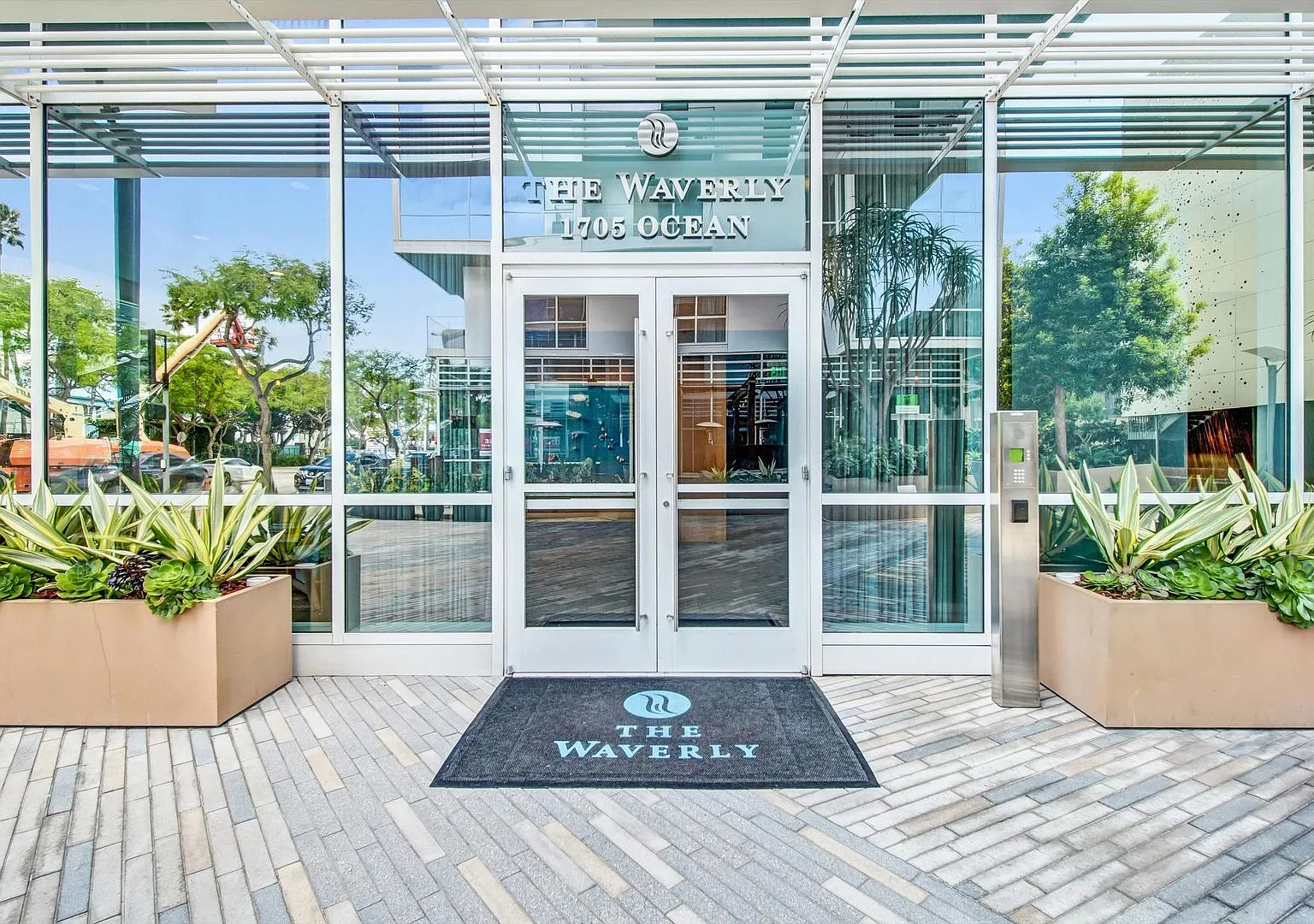 Oceanview Luxurious Chic Condo for High Quality Lifestyle — Photo 2