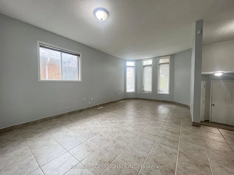 110 Springview Dr — Photo 6