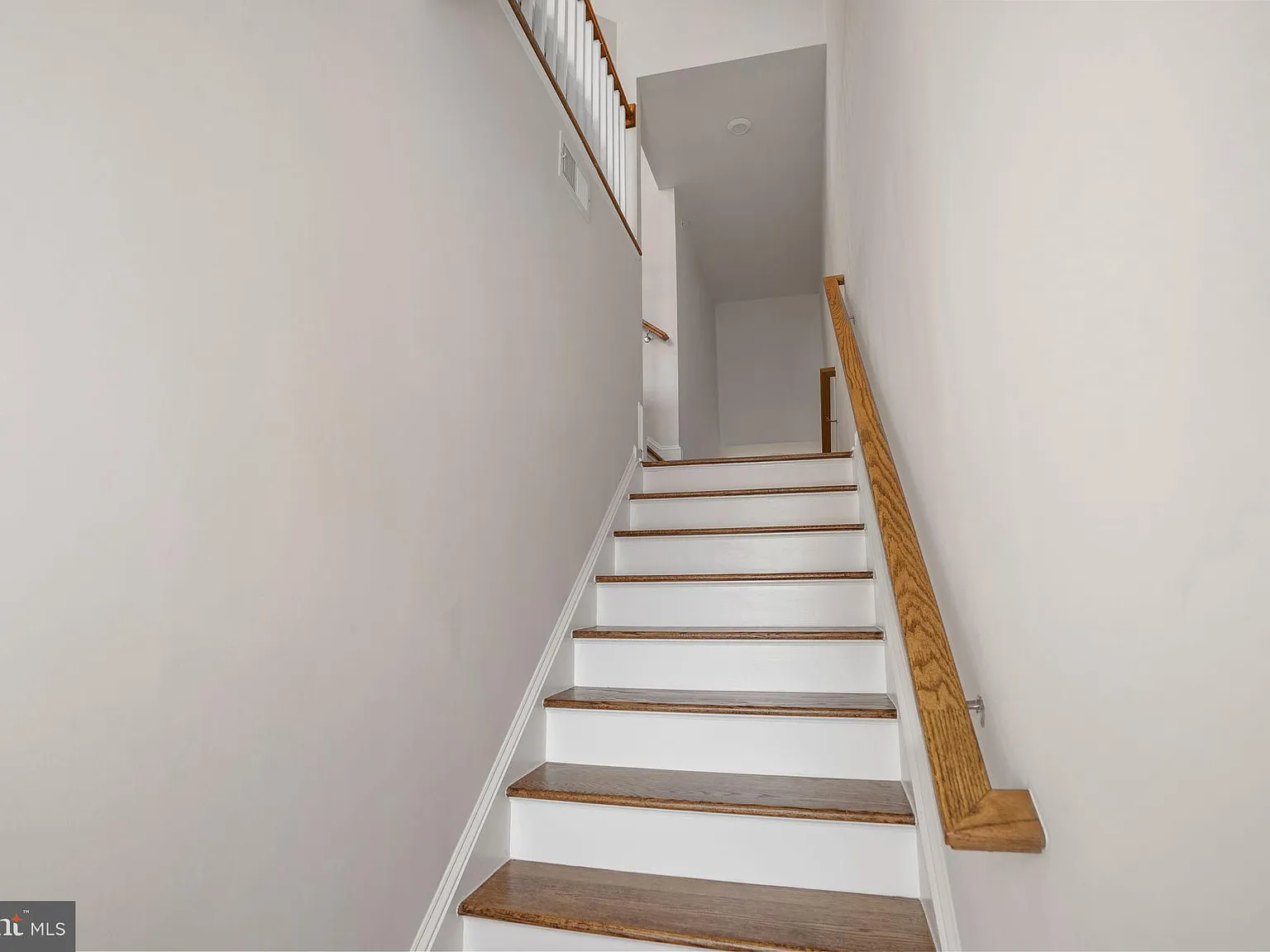 3 bed, 3.5 bath, 2626 sqft, $3,950 — Photo 2