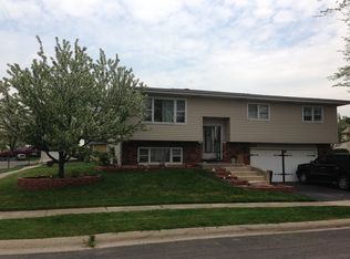 557 Delaware Trl, Carol Stream, IL 60188