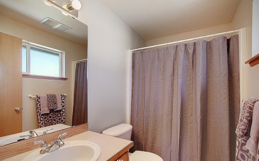 4 bed, 2.5 bath, 2110 sqft, $3,700 — Photo 4
