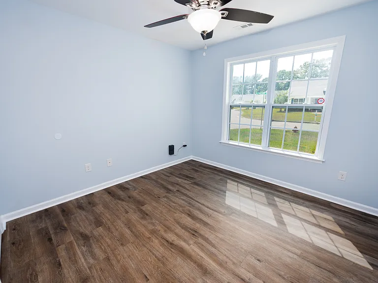 100 Lakeside Green Dr — Photo 15