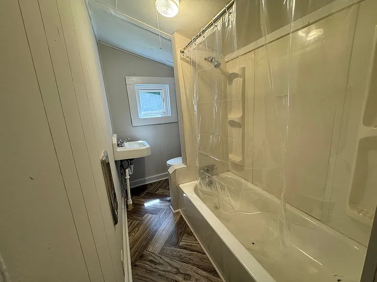 515 Costner St — Photo 7