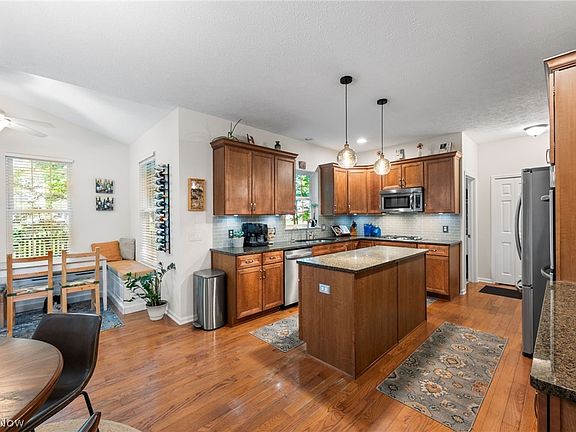 4th image of 207 Highland Ave