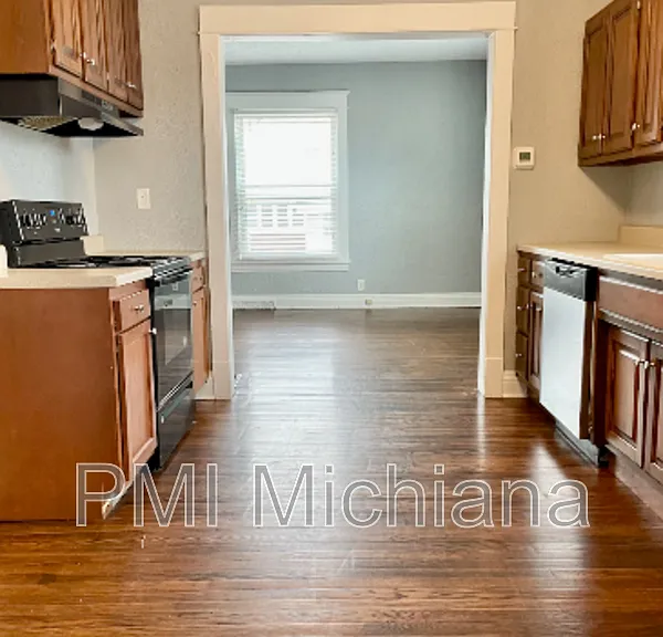 1226 E Madison St — Photo 14