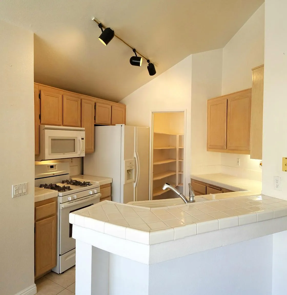 2 bed, 1100 sqft, $3,395 — Photo 4