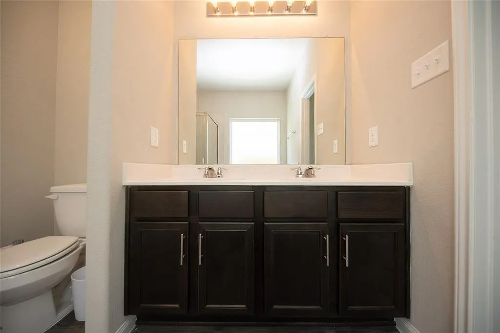4 bed, 2.5 bath, 2744 sqft, $2,500 — Photo 4