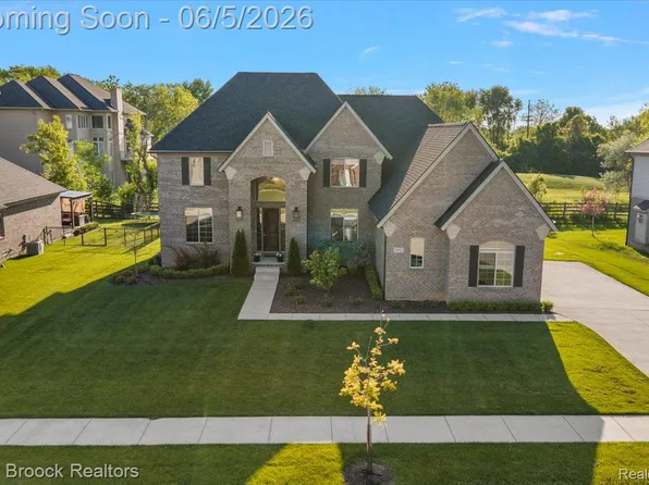 1942 Nottingham Dr, Rochester Hills, MI 48307