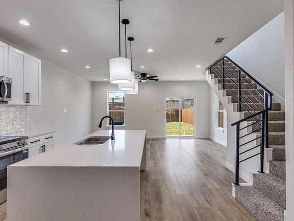 3rd image of 2427 Merlin St