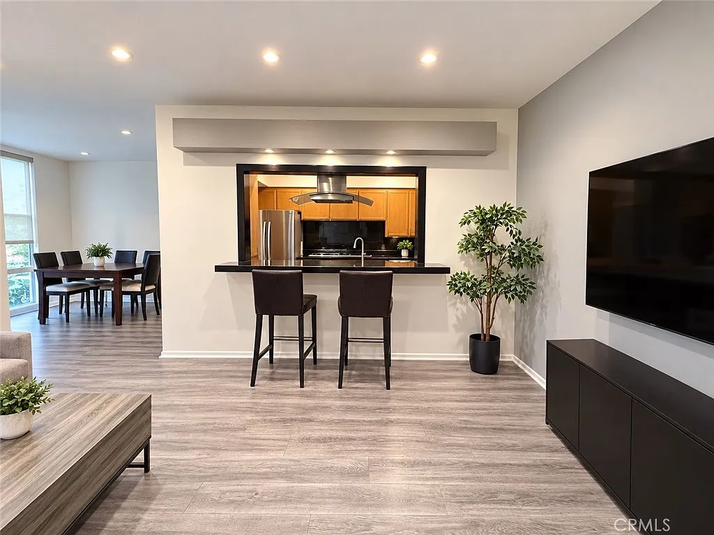 2 bed, 1116 sqft, $3,400 — Photo 2