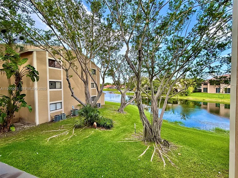 400 Palm Cir W #201 — Photo 32