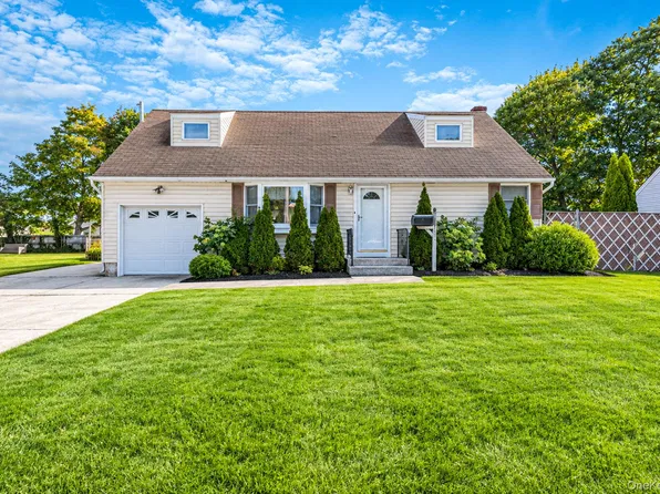397 1st Avenue, Bayport, NY 11705