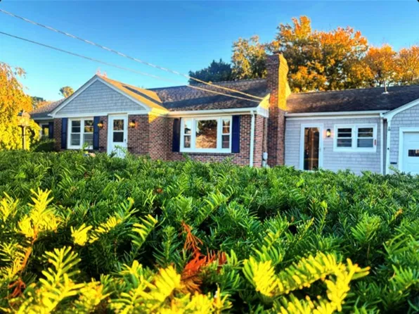 90 Pocahontas Dr, Warwick, RI 02888