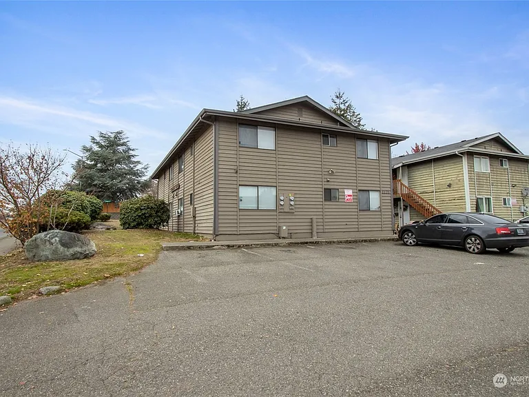 1121 S Woodlawn St #1 — Photo 1