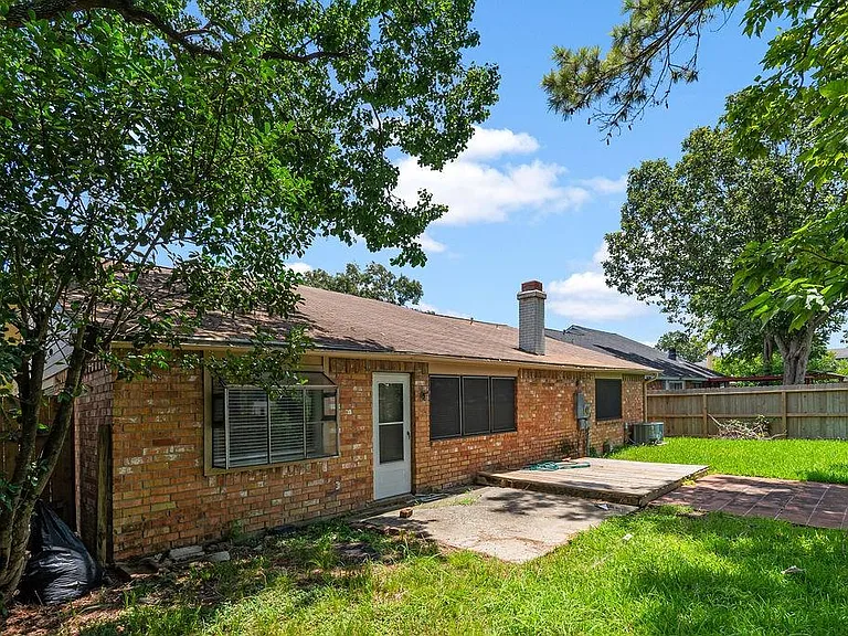 14910 Grassington Dr — Photo 16