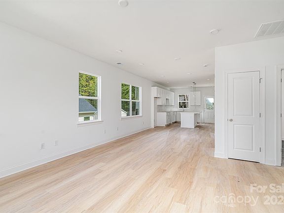 4th image of 906 N 8th St