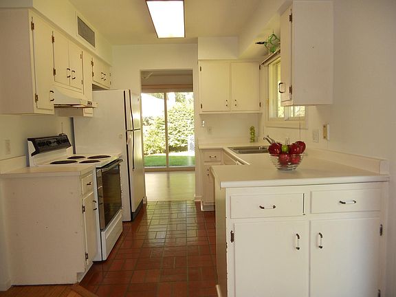 4th image of 825 Essex St