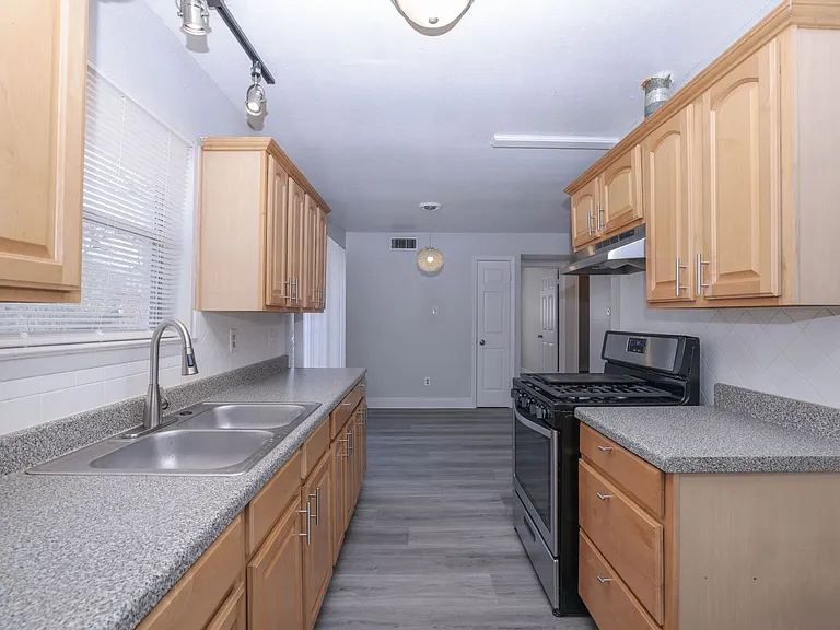 9834 Denning Dr — Photo 16