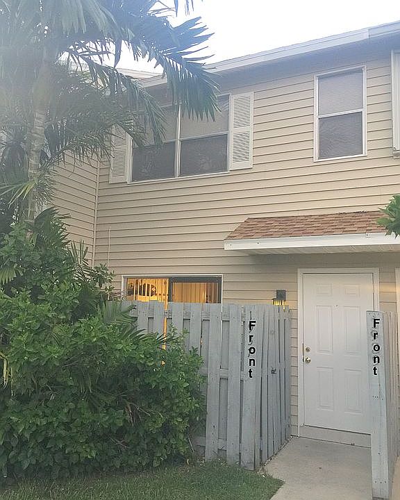 Entry, fenced front patio