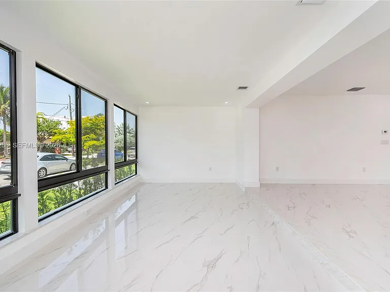 1621 S Treasure Dr — Photo 15