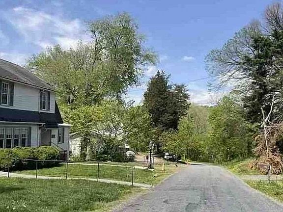 Exterior Neighborhood (street photo)