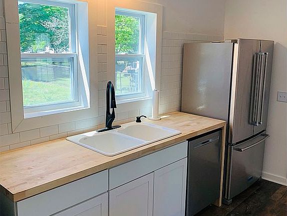 Farmhouse sink, amazing frig
