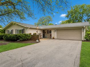 4 S Cypress Ln, North Aurora, IL 60542