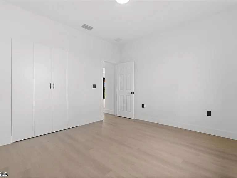8033 Oakleaf Cir — Photo 17