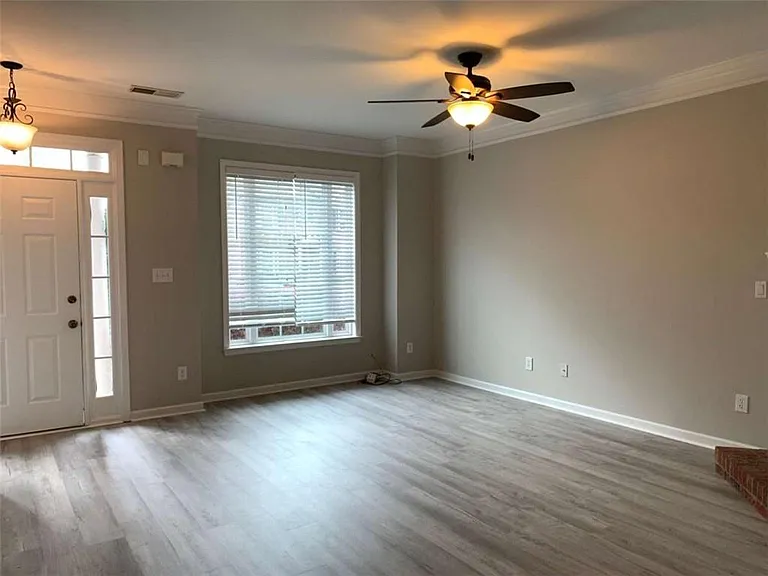 1743 Heights Cir — Photo 2
