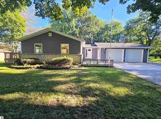 900 Dearing Rd, Midland, MI 48640